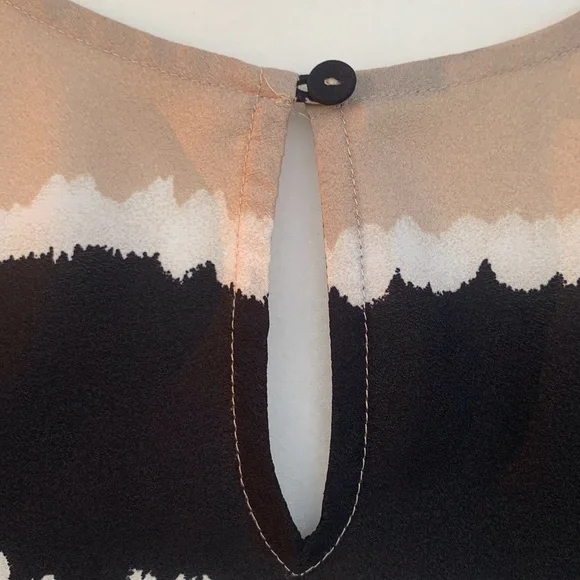 🌸LOFT GUC Keyhole Cap Sleeve Blouson Blouse Blk, Tan, & White Size Small Petite - Picture 2 of 6